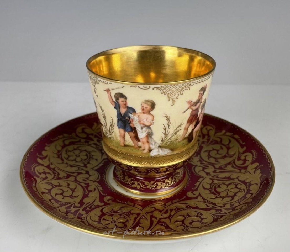 Royal Vienna , Фарфоровая чашка и блюдце "Royal Vienna" 19 века в отличном состоянии. Оценка: $800-1.000.