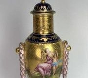 Фарфоровая ваза Royal Vienna 19 века. Высота 10,75 дюймов. Оценка: 400-500 долларов.