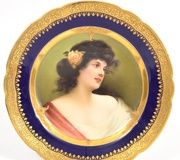 Портретная тарелка королевского Вены с изображением женщины с розой в волосах