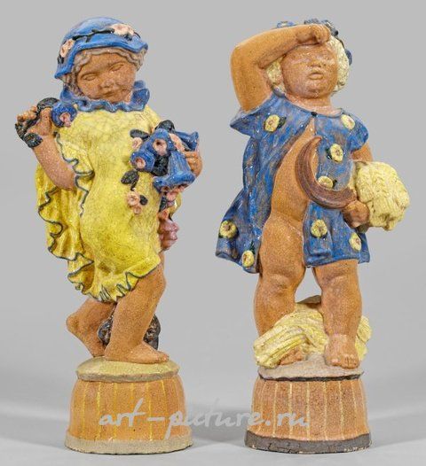 Черепица "Весна" и "Лето": австрийская пара глиняных фигур путто, созданных Михаэлем Повольным для фабрики "Виенербергер" в 1915-1916 годах.