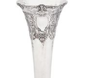 Русская серебряная ваза в форме трубы с рельефным узором