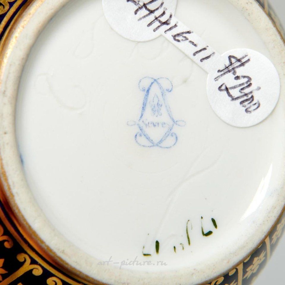 Royal Vienna , Фарфоровая коллекция чашек и блюдец 19 века