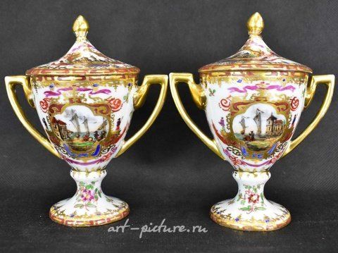 维也纳皇家瓷器, 一对19世纪维也纳瓷器的葡萄球形花瓶装饰着...