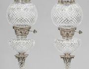 Пара больших декоративных ламп в имперском стиле с серебряной опорой и резными хрустальными стеклами.