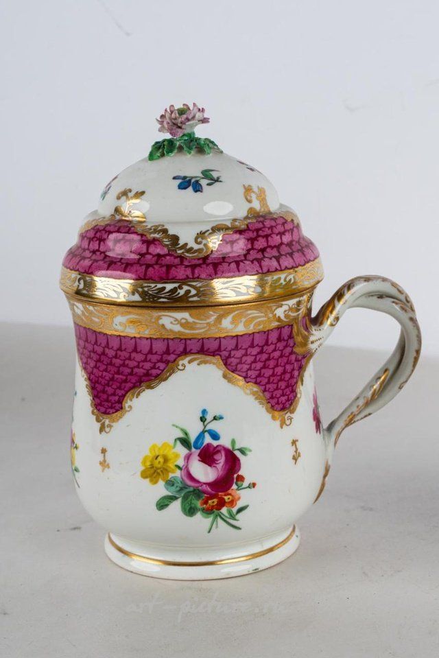 Royal Vienna , Фарфоровые чашки Вены с клеймом "пчелиный улей" и золотыми краями