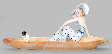 Фигура Гольдшнейдера: модная леди с фокстерьером на лодке