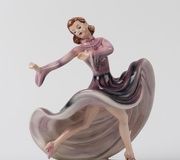 Фарфоровая статуэтка "Королевский Бельведер" в фиолетовом платье, 17 см