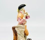 Антикварная фигурка королевского Вены с изображением мужчины 18-го века, играющего на флейте с собакой