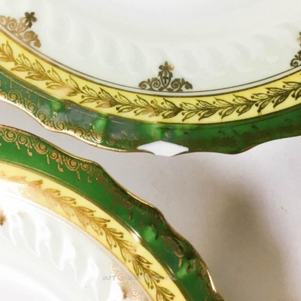 Royal Vienna , Фарфоровые тарелки Royal Vienna с рыбной росписью и отслоившимися краями