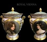 Фарфоровые вазы с иридесцентной живописью Рояльной Вены XIX века