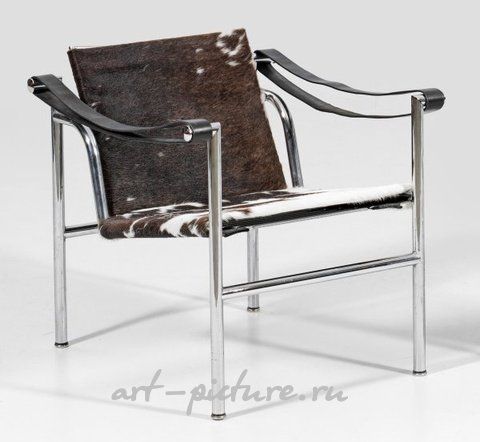 Кресло Ассина LC1 из хромированной стали и пони-меха, разработанное Ле Корбюзье