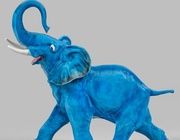 Фарфоровый слон, покрашенный в синий цвет, был спроектирован К. Туттером.