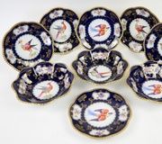 Фарфоровая посуда Royal Crown Derby Avesbury с узором птиц на кобальтовом фоне