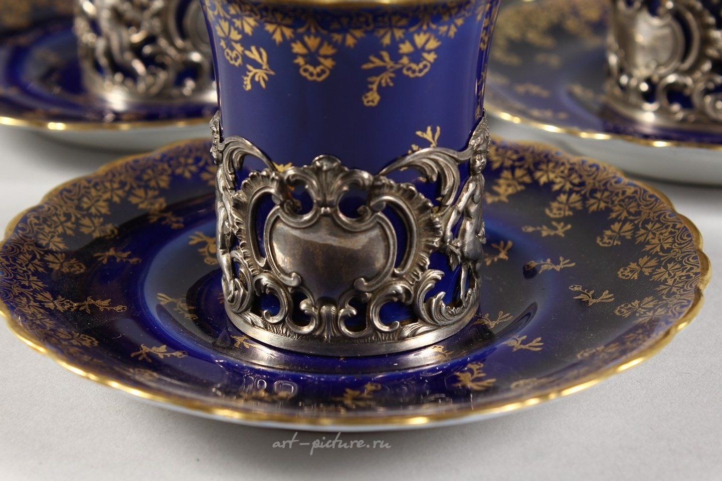维也纳皇家瓷器 , 一套五个皇家维也纳蓝色和镀金杯子和六个茶碟。