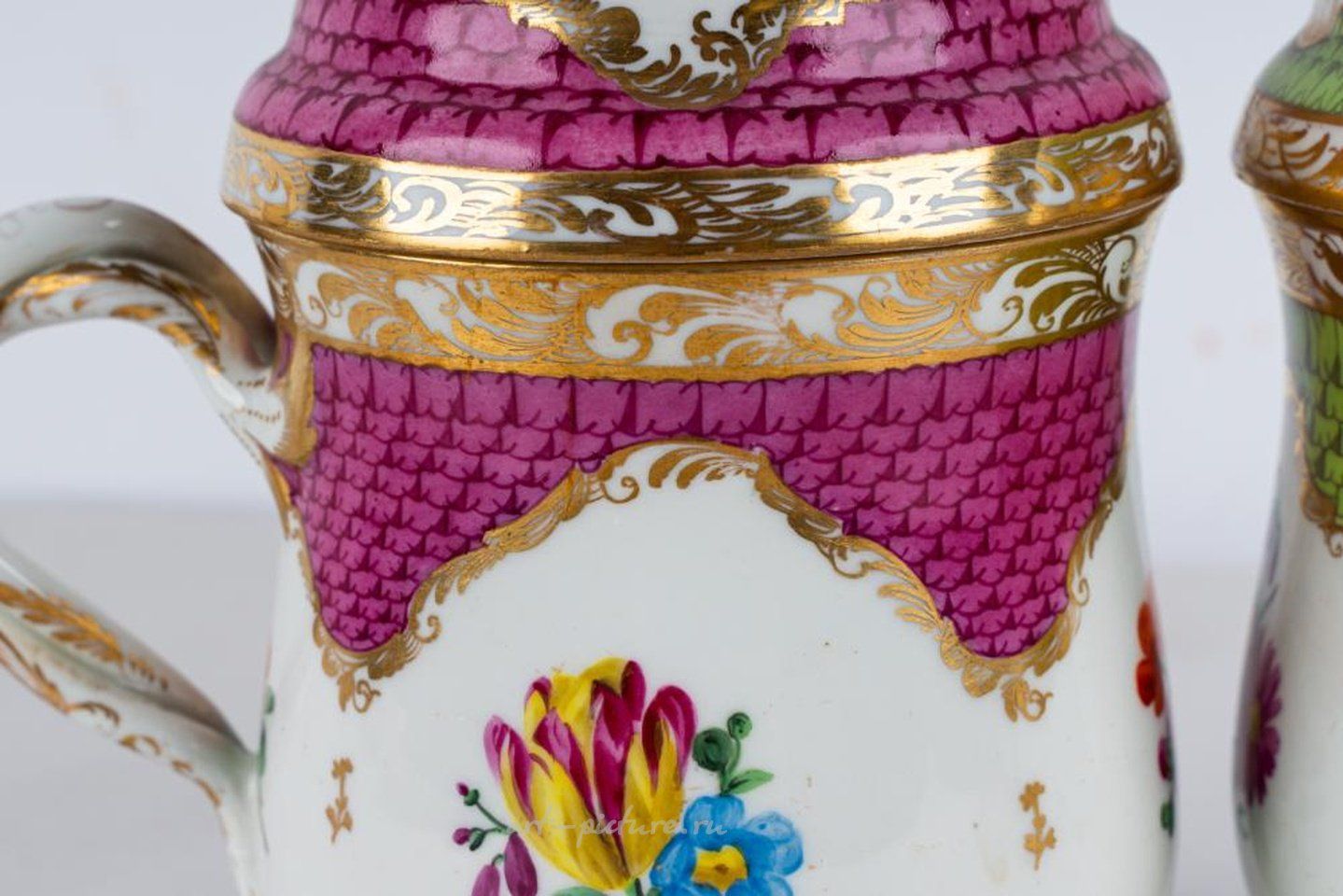 Royal Vienna , Фарфоровые чашки Вены с клеймом "пчелиный улей" и золотыми краями