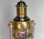 Фарфоровая ваза "Королевский Вена" 19 века, высотой 10,75 дюймов, оценивается в 400-500 долларов.