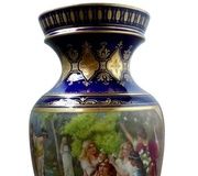 Впечатляющая королевская ваза в венском стиле с изображением молодой девушки на реке.