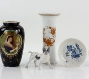 Фарфоровая ваза с изображением женщины, играющей на арфе, и другие предметы