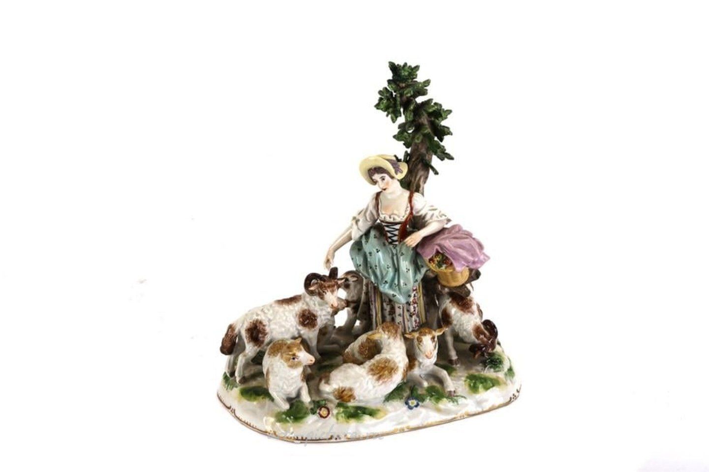 Royal Vienna , Фарфоровая статуэтка арт-нуво от Royal Vienna с дамой и овцой.