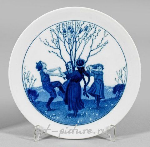 Декоративная тарелка "Детский танец" в стиле Ар-Нуво с синей живописью