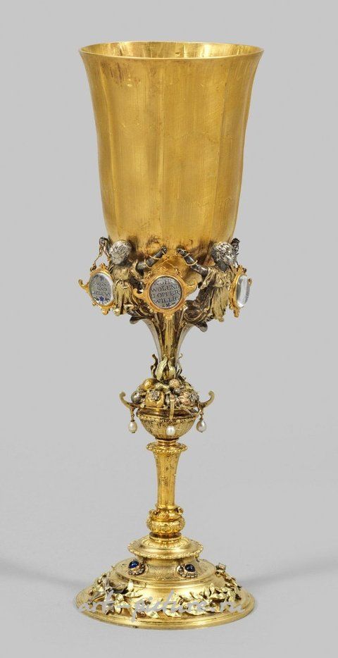 Немецкий серебряный кубок с 14-каратным золотым куполом, жемчугом