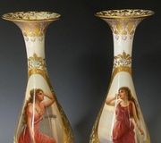 Фарфоровые вазы Роял Виена, 1900 год, высота 15 дюймов, хорошее состояние. Оценка: 4 000-5 000 долларов.