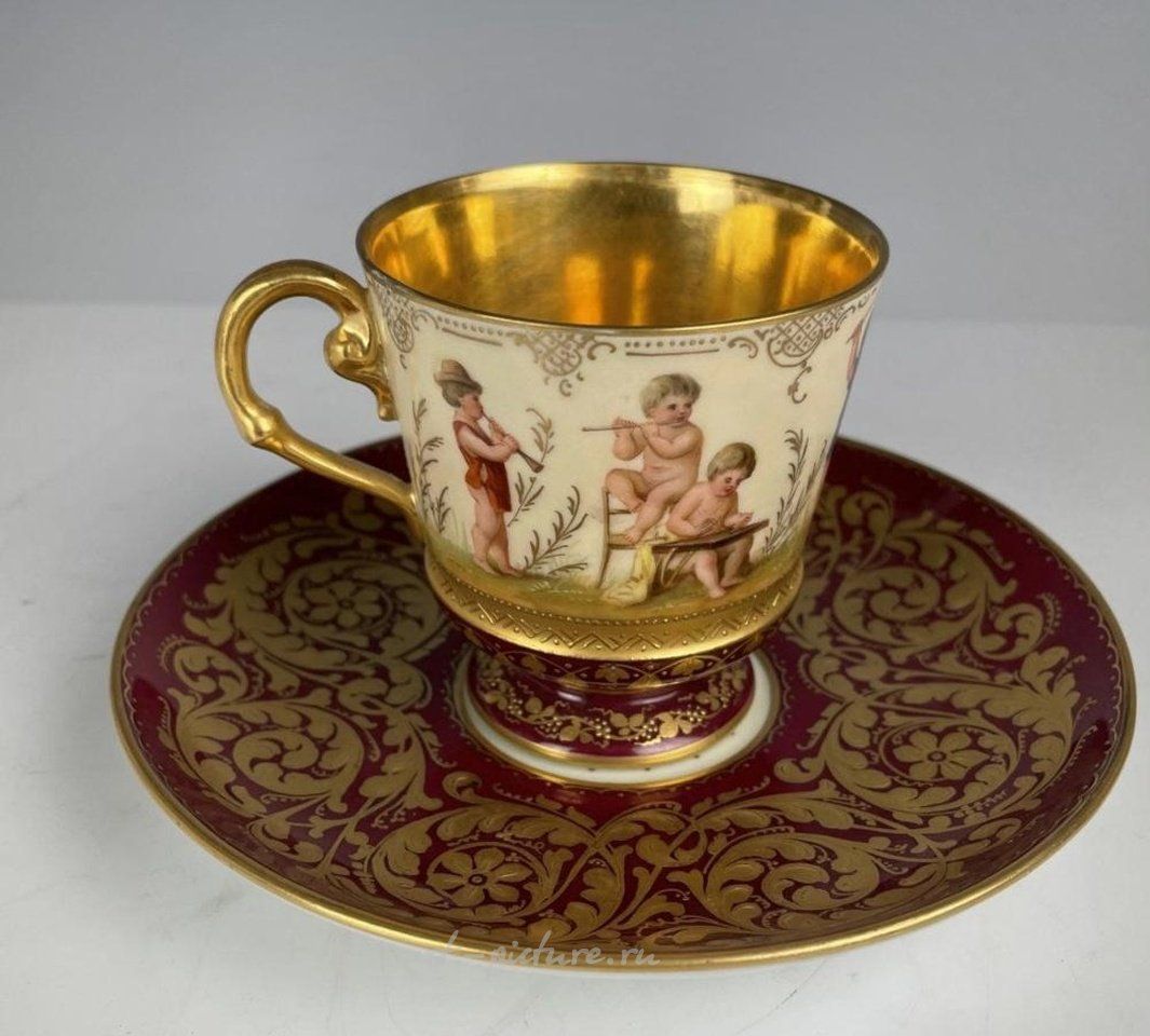 Royal Vienna , Фарфоровая чашка и блюдце "Royal Vienna" 19 века в отличном состоянии. Оценка: $800-1.000.