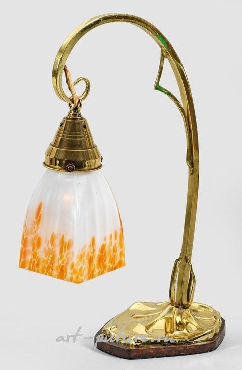 Это австрийская латунная столиковая лампа арт-нуво с ламповым плафоном из стекла, выполненным фирмой Pallme-König