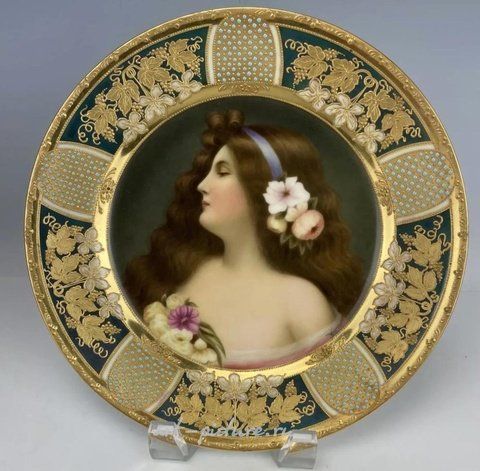 Royal Vienna, Фарфоровая тарелка от Royal Vienna с драгоценностями