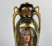Фарфоровая ваза Роял Вена, около 1900 года, в хорошем состоянии, оценка $1.000-1.200.