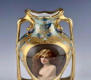 Фарфоровая ваза "Royal Vienna" с подписью Вагнера, 1900 год, высота 30 см. Оценка: $1,500-2,000.