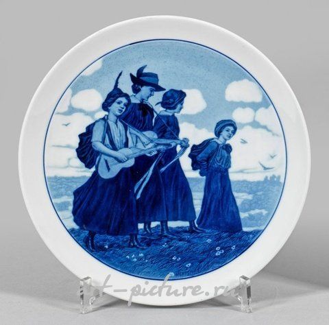 Декоративная тарелка с пейзажем в синей живописи