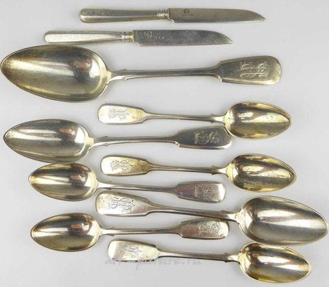 Русское серебро, Различные предметы британского серебра с клеймом, включая серебряную чашу, серебряную ложку и серебряный чайник.