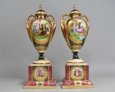维也纳皇家瓷器, 一对大型维也纳皇家双把手方形花瓶