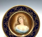 Фарфоровая тарелка с портретом леди и золотым покрытием, диаметр 9,75 дюймов, с потертостями и царапинами. Имеются потери золотого покрытия и небольшие сколы на нижней стороне. Тр