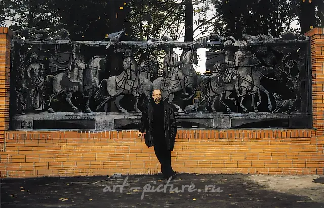Bas-relief «Cavalcade», 1999, cast iron, height 2.5 m, length 6 m. Authors: Vladimir Surovtsev, Viktor Kochergin, Viktoria Alyoshina (architects)