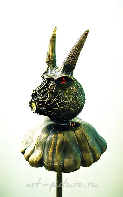 灯具《她》，2001年，青铜，150x20x20