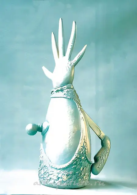 Из серии “Чайники”. Варежка, 2001, бронза, литье, высота 50 см