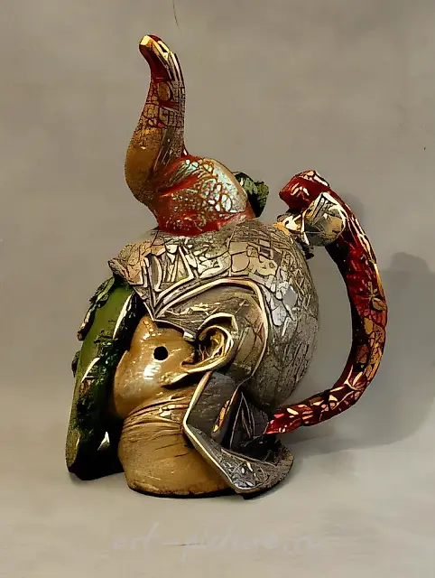 Из серии “Чайники”. Голиаф, 2002, бронза, литье, высота 45 см