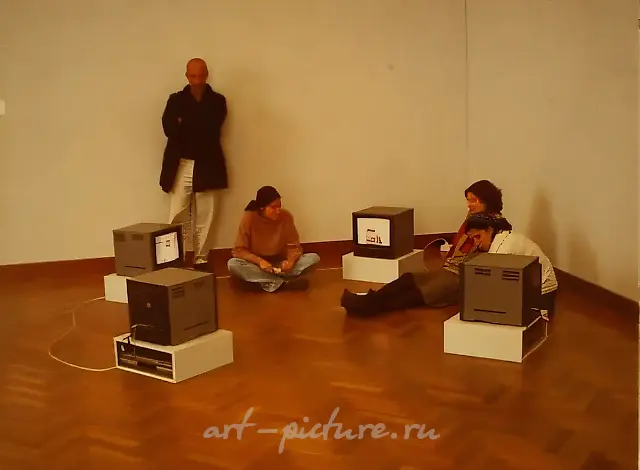 《四重奏》，1999年，视频装置，4台电视屏幕，1–2分钟，循环播放。装置展览视图：“最近收藏”，斯泰德利克博物馆，2001年。