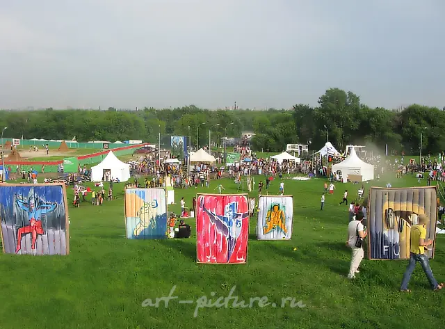 Афера Арт-веретево Веретево, 2008, живопись на матрасе. Вид инсталляции из Арт-веретево, Веретево, Подмосковье