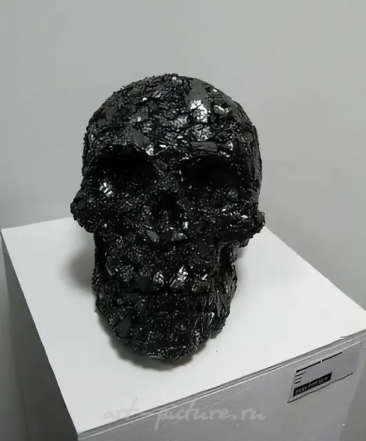 Череп. Из серии «Гастарбайтеры духа», 2007, объект, уголь, смола