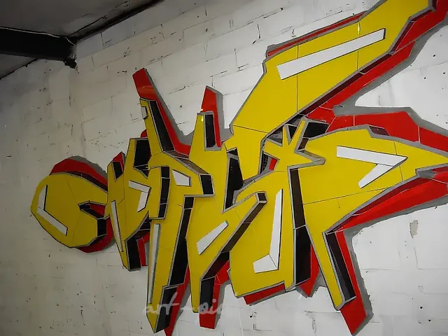 在墙上，2009年，瓷砖，水泥，发泡胶，135x260厘米