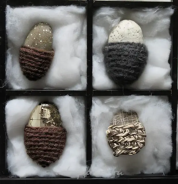 温柔一点！, 2008年，10个带有24个格子的木箱，石头，羊毛，112x185x6厘米