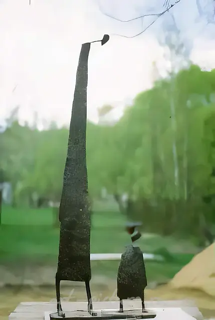 Из серии «Прогулка-1», 1992, бронза, озокерит, 90х20х15. Собственность автора