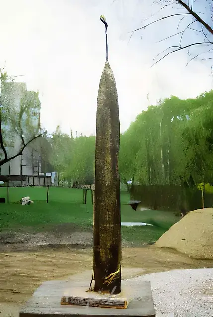 Из серии «Прогулка-II», 1992, бронза, озокерит, 90х20х15. Собственность автора