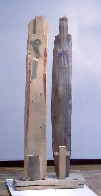 等待中，1992年，着色木雕，200×70×30厘米。国立特列季亚科夫画廊藏品。莫斯科。