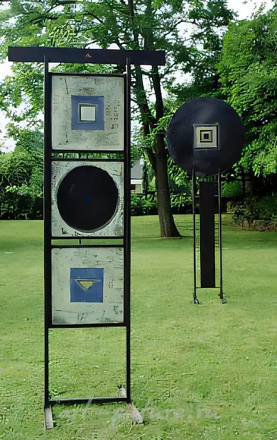 靶子与观众，1992年，镀色金属、磨光钢筋、玻璃料，250x55；250x100