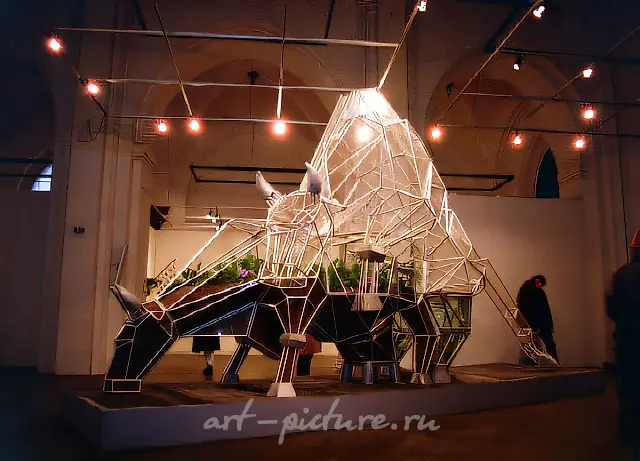 Hot House Couple (with L.Bredikhina’s participation), 1995, Plexiglass, metal, pump, aquarium, fresh flowers, 392 x 670 x 185 cm Author’s property