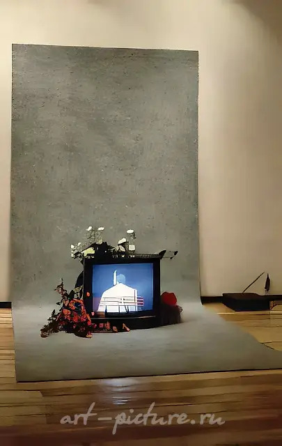 Cakistocracy, 1994, Monitor, artificial flowers, carpet, 200 x 200 x 200 cm Author’s property
